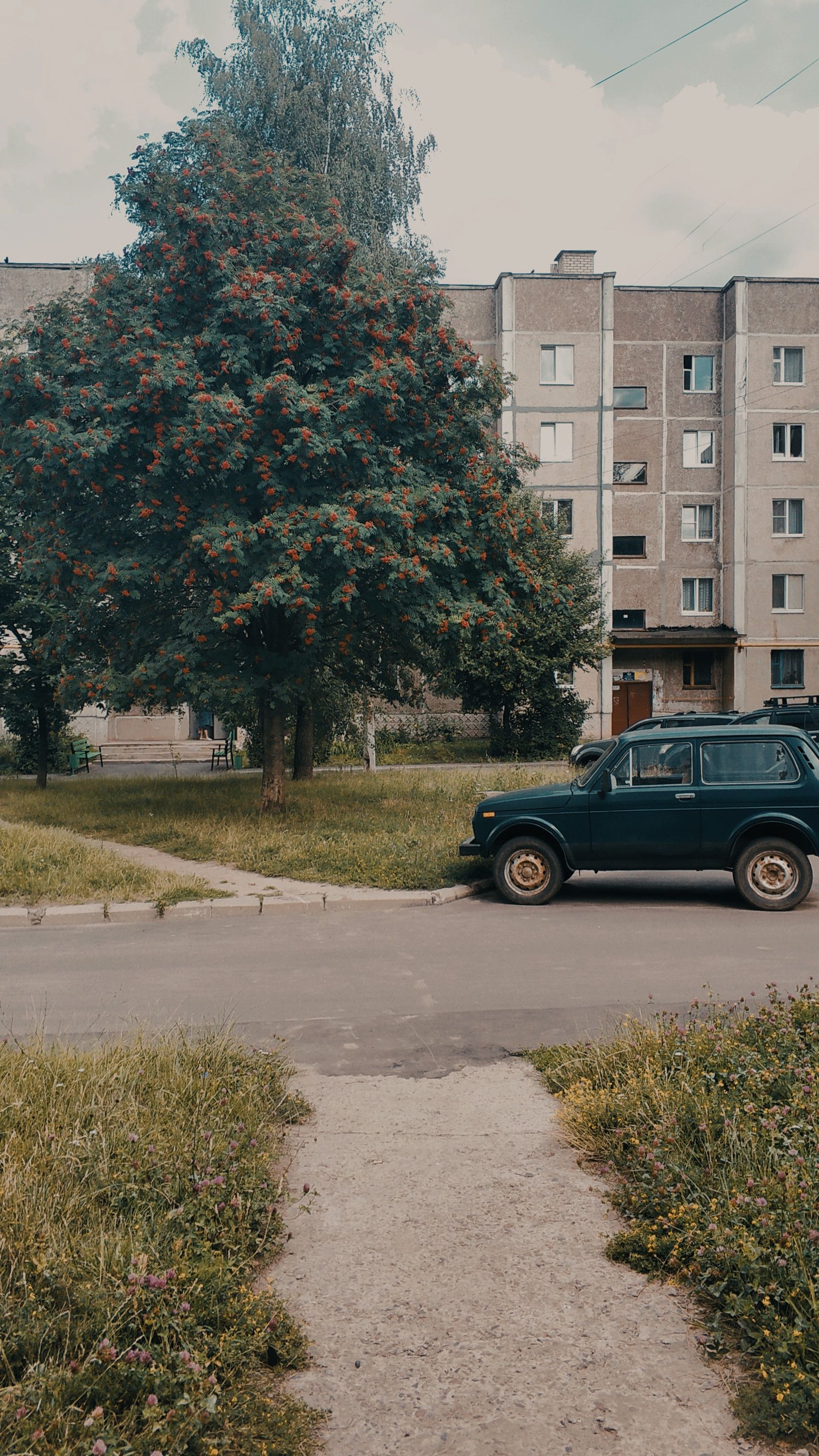 Автомобиль у жилого дома в Железногорске